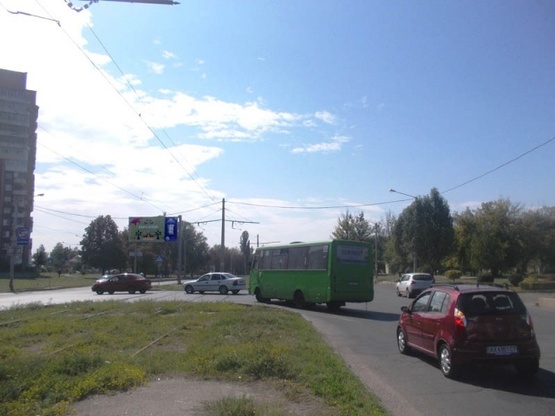 Фото рекламної площини за адресою Победы просп. - Ахсарова ул., (маркет "АТБ", салон мебели "GUT", мастерская автозвука) в направл. ул.Клочковской