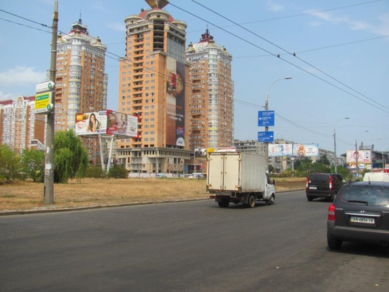 Фото рекламной плоскости по адресу Оболонский просп., (ст. м.  Минская, ТРЦ "Дрим Таун", сьезд с ул. М.Тимошенко на пл. Минскую)