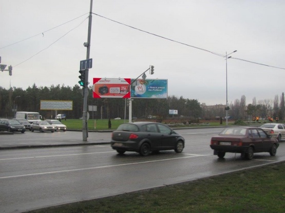Фото рекламної площини за адресою Харьковская пл., Бориспольская трасса (въезд в Киева), призма