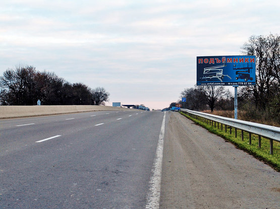 Фото рекламної площини за адресою Киев-Одесса.До Клеверного моста из Киева (454+600),16.5 км. до КПП