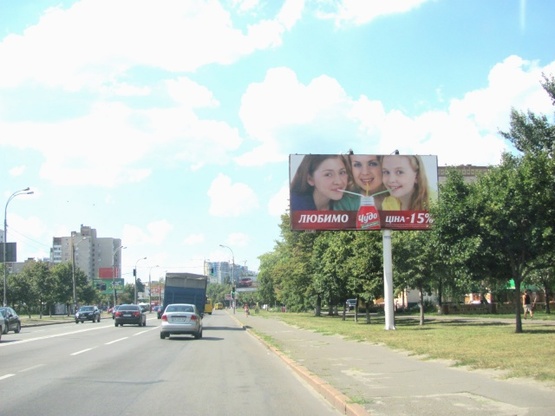 Фото рекламної площини за адресою Харьковское шоссе, 51-53 (Супер-маркет "Сильпо",Киевский городской БЦ, в направлении центра)