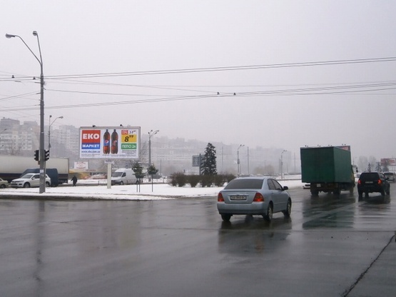 Фото рекламной плоскости по адресу Ватутина Ген. просп., 22 - бул. Перова (на разделителе, АЗС "WOG", Салон Moto GP, в направлении ул. Братиславской) призма