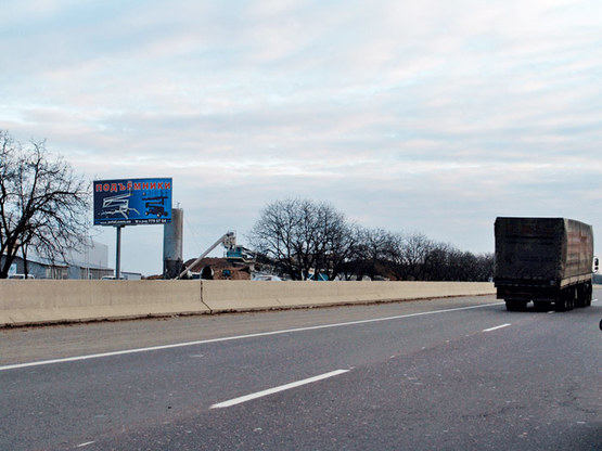 Фото рекламної площини за адресою Киев-Одесса.До Клеверного моста из Киева (452+810), складской комплекс, напротив  АЗС "Sokar"