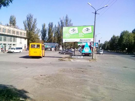 Фото рекламної площини за адресою Горняков ул., 38, мкр. Ингулец, (АвтоСтиль, пиццерия "Челентано"), выезд из Автовокзала