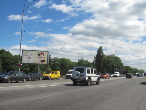Фото рекламной плоскости по адресу Броварской просп. (ст. м.  Лесная, парк Киото, Автостанция Дарница) по направлению из города