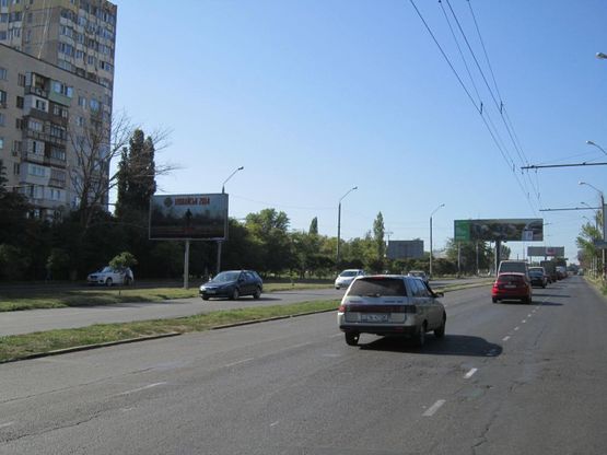 Фото рекламной плоскости по адресу просп. Маршала Жукова (напротив дома 91) на разделителе