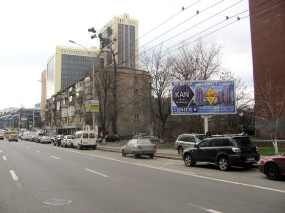 Фото рекламної площини за адресою Антоновича ул. (Горького), 164 (Супер-маркет "Фуршет","Swedbank", в направлении бул. Дружбы Народов), призма