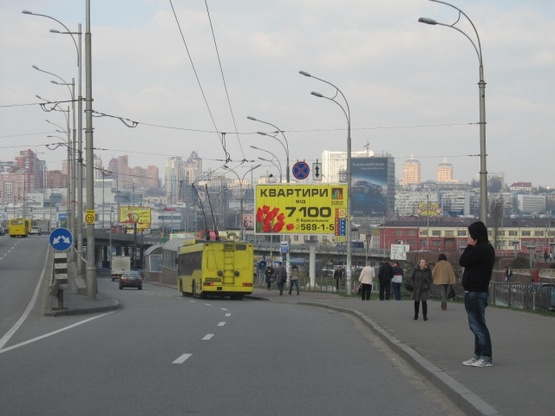 Фото рекламной плоскости по адресу Голосеевский просп. (40-летия Октября просп.), 3, пл. Московская, (ст. м. Демеевская, Библиотека им. В.И. Вернадського, Mcdonald's, автосалон "Mazda"), в направ. Московской пл., призма