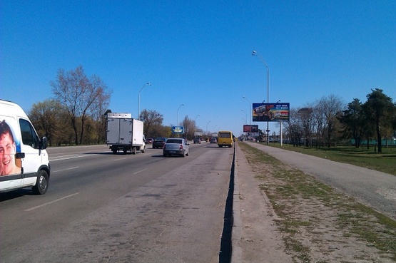 Фото рекламной плоскости по адресу Броварской просп., ст. м.  Лесная (супер-маркет "МегаМаркет", парк Киото, выезд из города)