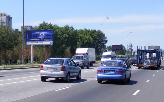 Фото рекламной плоскости по адресу Броварской просп., ст. м.  Лесная (супер-маркет "МегаМаркет", парк Киото, в направлении центра города)