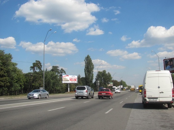 Фото рекламної площини за адресою Броварской просп., ст. м. Лесная (500м к ст. м. Черниговская, парк Киото, АЗС, выезд из города)