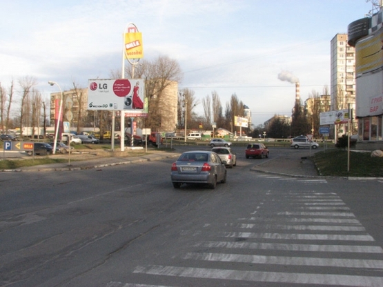 Фото рекламної площини за адресою ул. Б. Окружная / маг. "BILLA"  поворот на Петропавловскую Борщаговку