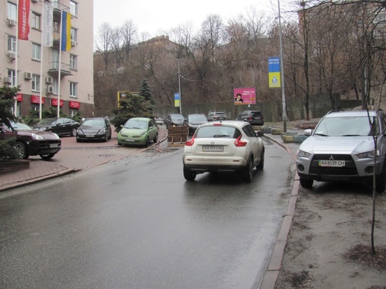 Фото рекламной плоскости по адресу Кловский спуск, 14, (Правекс Банк, Укртрансгаз, "Bereznitsky Gallery", UniCredit банк, мото "Biker Store"), в направ. Московской ул.