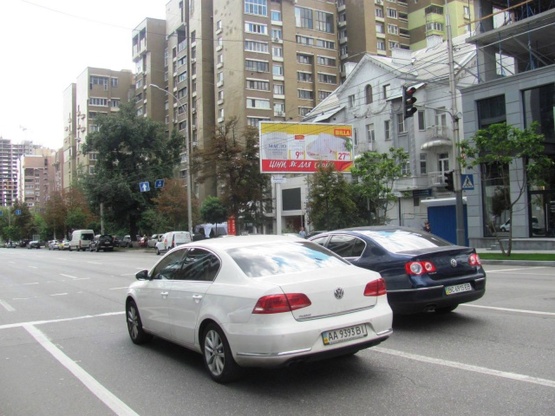 Фото рекламной плоскости по адресу Антоновича ул. (Горького), 84, (Дом Быта "Лотус-премиум", "Soul-Spa центр", УкрСибБанк, ресторан "Экзюпери"), в направ. бул. Дружбы Народов