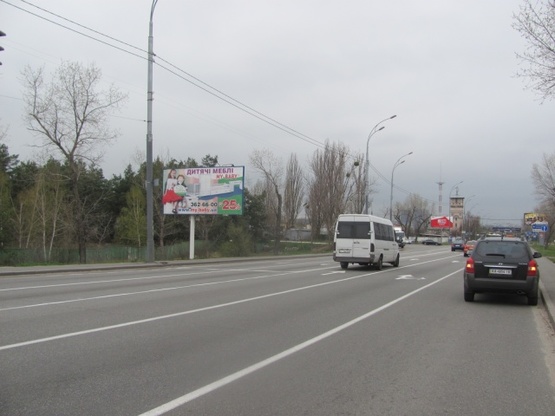 Фото рекламної площини за адресою Столичное шоссе, р-н "Разгуляево", база "Динамо Киев", въезд в город