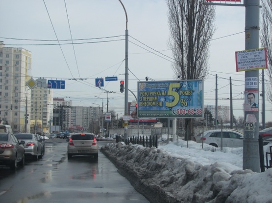 Фото рекламної площини за адресою Народного Ополчения ул./ ул.Эрнста (на светофоре, Академия внутренних дел, направление на Севастопольскую пл.), призма