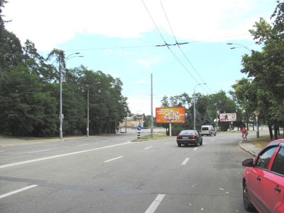 Фото рекламной плоскости по адресу Гонгадзе Георгия просп. - Свободы просп. (разделитель) ресторан "Фортеця", кафе "Рамина", в направ. центра города)