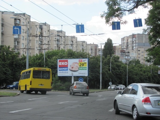 Фото рекламної площини за адресою Гонгадзе Георгия просп. - Свободы просп. (разделитель) ресторан "Фортеця", кафе "Рамина", в направ. прос. Правды)