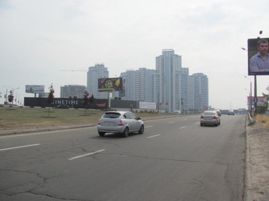 Фото рекламной плоскости по адресу Днепровская набережная, съезд к Бажана Н. просп., ст. м.  Осокорки (на разделителе), ТЦ "Аркадия", "KFC", Евробазар