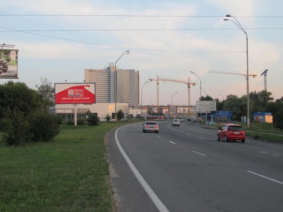 Фото рекламної площини за адресою Столичное шоссе - ул. Заболотного (на разделителе), АЗС "Shell", АЗС "УкрНафта", выезд из города
