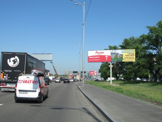 Фото рекламної площини за адресою Зодчих ул., 32, Кольцевая дорога (в направлении проспекта Победы,  Новая Почта,Ашан, Эльдорадо