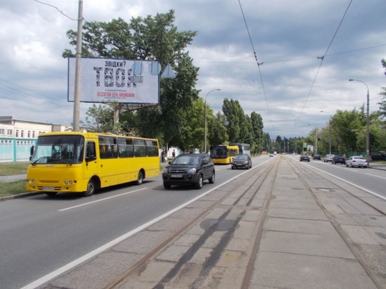 Фото рекламной плоскости по адресу Пражская ул., 12 (Парихмахеркая "Марафет",  АЗС "ОККО"), направ. из города