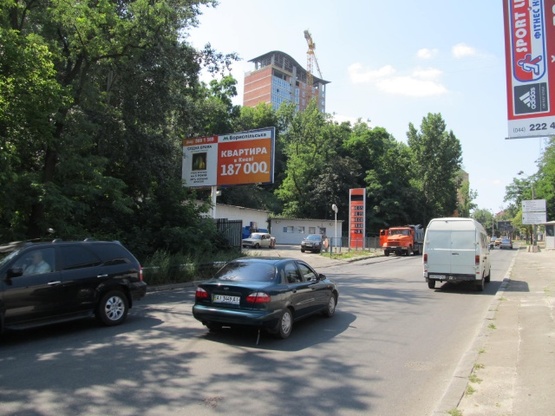 Фото рекламної площини за адресою Глубочицкий проезд -ул.Артема, (Высший Совет Юстиций, БЦ "Артем", "Киевская Русь", Райффайзен Банк Аваль) по направлению на ул. Артема