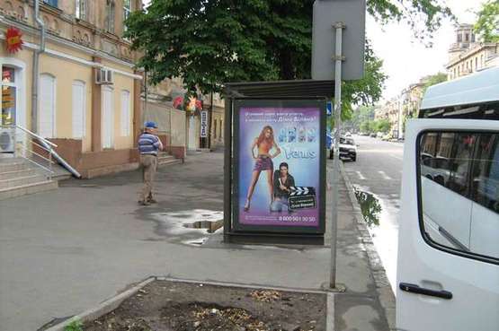 Фото рекламной плоскости по адресу Льва Толстого пл. - Дьогтярна вул. - Льва Толстого вул. (остановка)