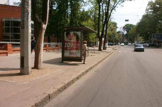 Фото рекламной плоскости по адресу Успенська вул., 2 - Леонтовича вул. (Белінського вул.) (остановка)