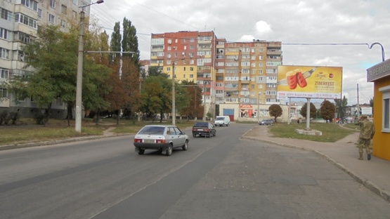 Фото рекламної площини за адресою Вокзальная ул. (Октябрьской революции ул.) (магазин бытовой химии "Чистюля", парикмахерская "Изумруд"), в сторону Училищного пер.