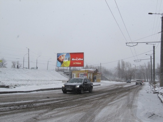 Фото рекламної площини за адресою Вокзальная ул. (Октябрьской революции ул.) (магазин бытовой химии "Чистюля", парикмахерская "Изумруд"), в сторону прос. Победы