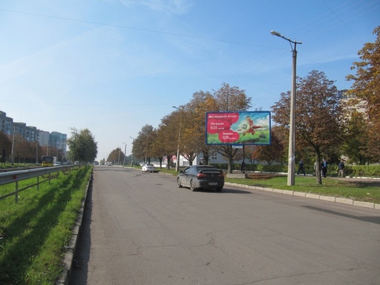 Фото рекламной плоскости по адресу Коваленка Юрия ул. (Конева ул.), напротив дома №13 (возле остановки), (Техникум Статистики, шиномонтаж, "Фокстрот"), в направл. ул. Генерала Жадова