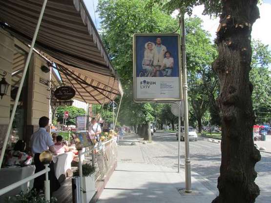Фото рекламной плоскости по адресу Свободи просп., 22 - Низький Замок вул. (в центр)