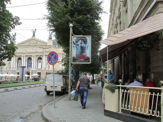 Фото рекламной плоскости по адресу Свободи просп., 22 - Низький Замок вул. (від центру)