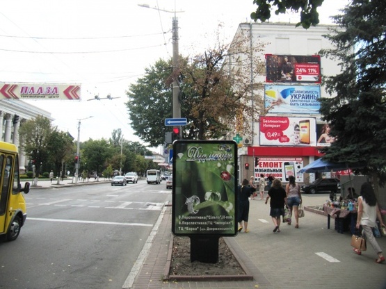 Фото рекламной плоскости по адресу Большая Перспективная, 44 - Тараса Кирпы ул. (ул.Тимирязева), 66 (настенная верхняя), (Площадь Кирова, серв.центр "Life", БЦ "Барва", Городской совет, "Поварешка"), в направл. ул. Преображенской