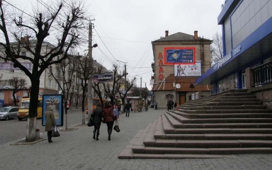 Фото рекламної площини за адресою Большая Перспективная ул. (К.Марксаул.), 25 (настення верхняя), ("Фокстрот", "Алло", кинотеатр "Зоряний",Ин-т Коммерции, Райффайзен Банк Аваль), в направл. ул. Е.Маланюка