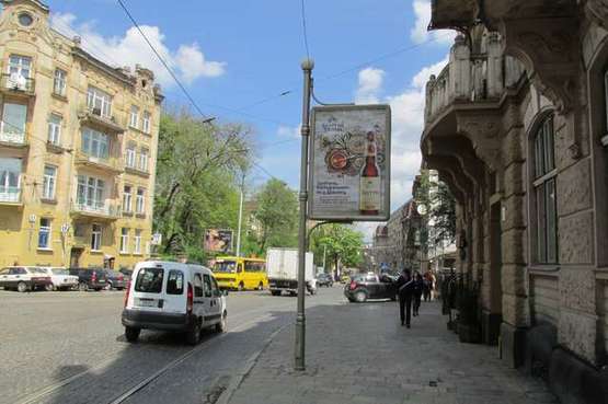 Фото рекламной плоскости по адресу Івана Франка вул., 75 (в центр)