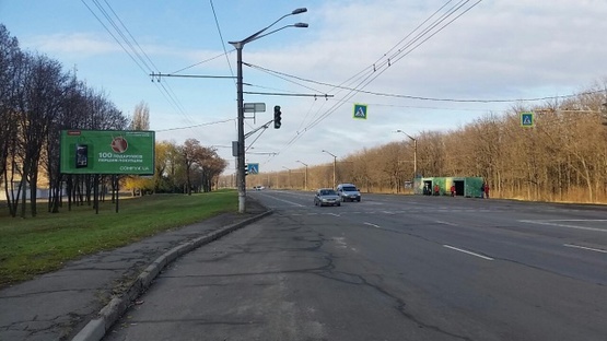 Фото рекламной плоскости по адресу Днепровское шоссе  ( Днепропетровское шоссе) (район АТС 72), на светофоре, АЗС "Vesta", направл в город