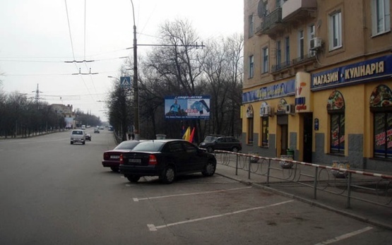 Фото рекламной плоскости по адресу Ракитина ул. (Ногина ул.) (Почта, "Швидко та смачно", автозапчасти "Гараж", мебель "АртЛайн", гастроном), в сторону центра города