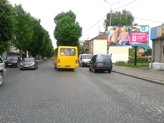 Фото рекламной плоскости по адресу Лычаковская ул., 162 (Автовокзал, магазин "Все для мебели", "Фермер", автозапчасти, шиномонтаж), направл. из города