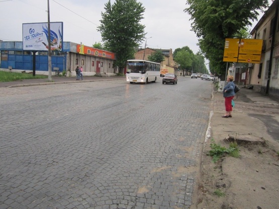 Фото рекламной плоскости по адресу Лычаковская ул., 162 (Автовокзал, магазин "Все для мебели", "Фермер", автозапчасти, шиномонтаж), направл. в город