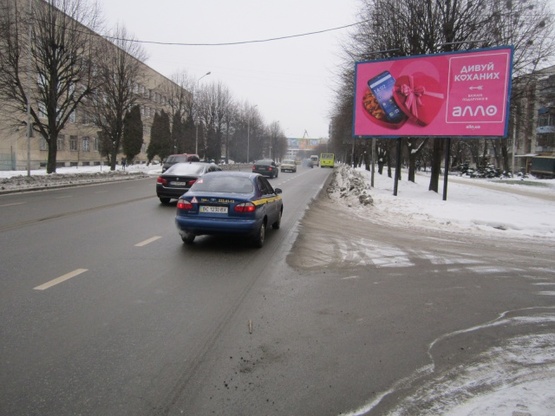 Фото рекламной плоскости по адресу Великого В. ул., 15, (АЗС "УкрНАФТА", кафе "Дария", Научто-Исследовательский Ин-т, магазин "МедТехника"), направл. в центр