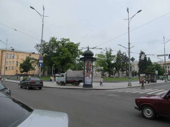 Фото рекламної площини за адресою Конституції пл. - Університетська вул., (колона) (сторона В)