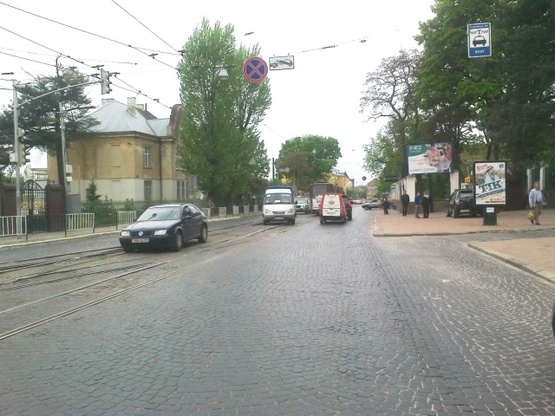 Фото рекламной плоскости по адресу Лычаковская ул., 107 (Военный госпиталь, Петропавловская церковь, КредоБанк, салон "Золотая лилия"), в сторону центра города