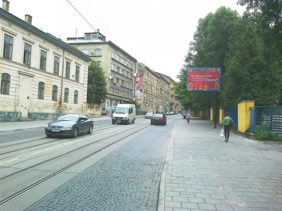Фото рекламной плоскости по адресу Лычаковская ул., напротив дома №37 (Военный госпиталь, КредоБанк, церковь Св.Антония, киностудия "Галичина-фильм"), направл. из центра