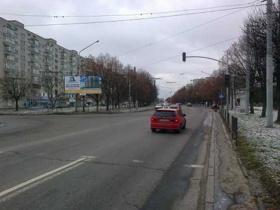 Фото рекламной плоскости по адресу Великого В.ул., 35 - Троллейбусная ул. (Вознесенская церковь, Ореховая Роща, ПриватБанк, Интернет-клуб, СТО "Каре"), направл. из центра