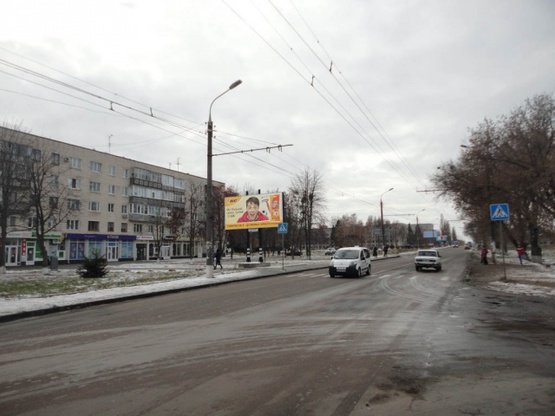 Фото рекламной плоскости по адресу Роменская ул., 87, (Университет им. А.Макаренко, ПриватБанк, АЗС "ОККО", АЗС "Marshal"), направл.из города
