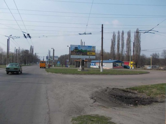 Фото рекламної площини за адресою Харьковская ул., (пост ГАИ, шиномонтаж), въезд в город