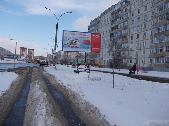 Фото рекламної площини за адресою Лушпы просп., 22 (магазин "Аквамастер", кафе "Орхидея", А-Банк, ПриватБанк, маркет "АТБ"), в направ. ул. Черепина