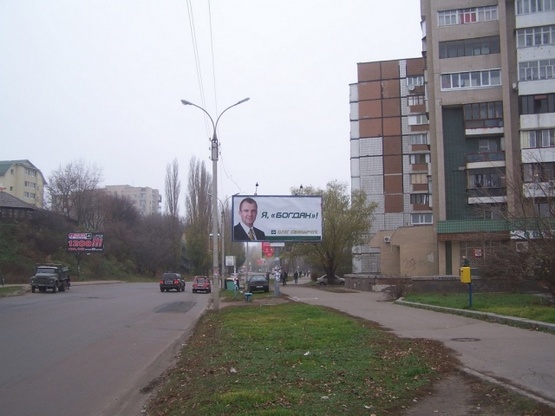 Фото рекламной плоскости по адресу Гагарина ул., 95 в центр (ТЦ "ДнепрПлаза", маркет "Велика Кишеня", "АТБ", ОщадБанк), направ. к центру